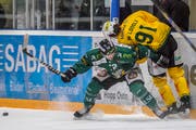 Der Angriff des HC Thurgau (Michael Loosli, rechts, gegen Diego Schwarzenbach) tat sich gegen Olten schwer. (Bild: Andy Müller/freshfocus)