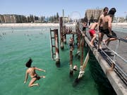 Abkühlung in Adelaide. Dort ist es derzeit 46,6 Grad Celsius. (Bild: KEYSTONE/EPA AAP/KELLY BARNES)