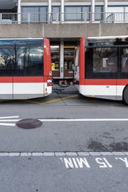Die neuen Busse der VBSG mit Anhänger hatten ein Problem mit der Software. (Bild: Thomas Hary)