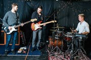 Seit bald sechs Jahren spielen Jovin Langenegger, Dennis Koch und Simeon Wälti in der Band The Rising Lights. (Bilder: Mareycke Frehner)