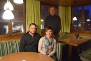 Der Vorstand des Jugendfördervereins Degersheim: Werner und Cornelia Rudolf (vorne) und Stefan Eller (krankheitshalber abwesend ist Cornel Bürkler). (Bild: Tobias Söldi)