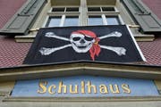 2011 demonstrierten die Häggenschwiler mit Piratenflaggen gegen die geplante Schliessung der Oberstufe. (Bild: Ralph Ribi (25. November 2011))