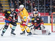 Berns Goalie Leonardo Genoni (rechts) hielt sein Tor auch gegen Biel rein. Zum zehnten Mal in dieser Saison blieb er ohne Gegentor (Bild: KEYSTONE/ADRIEN PERRITAZ)