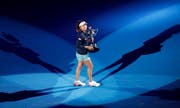 Im Scheinwerferlicht der Tenniswelt: die Japanerin Naomi Osaka mit dem Daphne-Akhurst-Pokal der Australian Open. (Bild: Kin Cheung/AP, Melbourne, 26. Januar 2019)