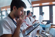 Auch im Gesundheitswesen hält die Digitalisierung Einzug – und stösst auf Skepsis. (Bild: Alessandro Crinari/Ti-Press)