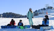 Tanja Frieden (42) mit Snowboardnachwuchs: «Jedes Schweizer Kind sollte mindestens einmal nachhaltigen Kontakt mit dem Schnee gehabt haben.» (Bild: Markus Grunder)