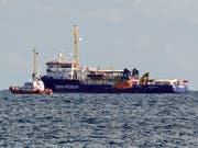 Das Rettungsschiff Sea-Watch ist derzeit nur zwei Kilometer vor der sizilianischen Küste im Meer blockiert. (Bild: KEYSTONE/AP/SALVATORE CAVALLI)