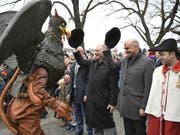 An der Seite eines Weibels begrüsst Bundesrat Alain Berset den Vogel Gryff. Der EDI-Vorsteher ist Ehrengast am Festtag des Kleinbasel. KEYSTONE/Georgios Kefalas) (Bild: KEYSTONE/GEORGIOS KEFALAS)