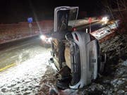 Bei einem spektakulären Selbstunfall ist im Thurgau ein 21-jähriger Automobilist verletzt worden.