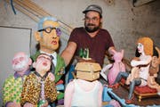 Paul Müller inmitten seiner farbigen Sandsteinskulpturen. (Bild: pd)