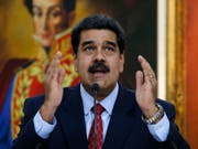 Ob ihm Simón Bolívar noch helfen kann? Maduro im Präsidentenpalast Miraflores unter einem Bild seines Idols, des Freiheitskämpfers ("El Libertador»), der vor rund 200 Jahren den Kampf gegen die spanischen Herren aufgenommen - und gewonnen - hatte. (Bild: KEYSTONE/AP/ARIANA CUBILLOS)