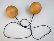«Stereo» (Luigi Archetti, 2018) mit Holzkugeln und Gitarrenkabel. (Bild: PD)