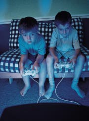 Ob mit oder ohne Socken – wie lange sollen Kinder und Teenager gamen dürfen? (Bild: Peter Cade/Getty)