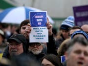 Ärgerliches Diktat aus England, hatten die Nordiren selbst am 23. Juni 2016 doch mehrheitlich gegen einen Brexit votiert. Am Samstag protestierten viele an der heute unsichtbaren Grenze zwischen der Republik Irland und dem britischen Nordirland. (Bild: KEYSTONE/AP/PETER MORRISON)