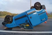 Das Auto der 54-jährigen Fahrerin landete nach der Kollision mit der Leitplanke auf dem Dach. (Bild: PD, Zuger Strafverfolgungsbehörden)