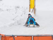 Ein Vater schlittelt mit seinem Kind in Richtung Talstation der Kronbergbahn. Im Vordergrund eine Absperrung, die Schlittler zwingt, abzusteigen. (Bild: Hanspeter Schiess - 26. Januar 2019, Jakobsbad)