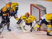 Pascal Caminada (Nr. 33) vertrat vor dem Tor des SC Bern Leonardo Genoni vorzüglich: Shutout mit 42 Paraden (Bild: KEYSTONE/JEAN-CHRISTOPHE BOTT)