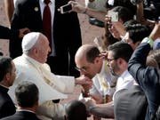 Der Papst (links) vor seiner Messe in der Kathedrale Santa Maria la Antigua in Panama-Stadt. (Bild: KEYSTONE/AP/ARNULFO FRANCO)