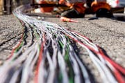 Ein Arbeiter montiert Glasfaserkabel. (Bild: Carlo Reguzzi/Ti-Press, Bellinzona, 10. Februar 2015)