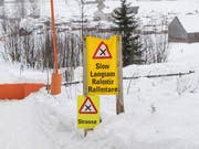 Tafeln warnen Schlitler in Jakobsbad, dass hier eine Strasse die Piste quert. (Bild: Hanspeter Schiess)