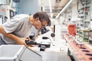 Ein Mitarbeiter in der Produktion der Walliser Medtech-Firma Gomina. (Bild: Gaetan Bally/Keystone, Niederwald, 18. September 2018)
