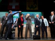 Parteipräsident Albert Rösti zeigt den Weg. Die Parteileitung der SVP Schweiz an der Delegiertenversammlung in Gossau (SG). (Bild: Keystone/Gian Ehrenzeller)