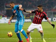 Napolis Faouzi Ghoulam (links) im Zweikampf mit Milans Suso (Bild: KEYSTONE/AP/ANTONIO CALANNI)