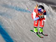 Fanny Smith fliegt in kompakter Hocke über den Sprung. (Bild: KEYSTONE/GIAN EHRENZELLER)