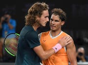 Der 20-jährige Grieche Stefanos Tsitsipas gratuliert dem 32-jährigen Halbfinalsieger Rafael Nadal am Australian Open in Melbourne. (Bild: AP Photo/Andy Brownbill, 24. Januar 2019)