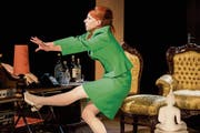 «Ich kann nichts sehen!» Julka Duda als Carol in Peter Shaffers «Komödie im Dunkeln» am Theater Kanton Zürich. (Bild: Kerstin Schomburg)