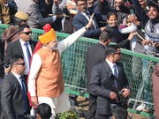 Der indische Premierminister Narendra Modi (im Bild) grüsst bei den Feierlichkeiten zum 70. Geburtstag der Republik Indien in die Menge. (Bild: KEYSTONE/EPA/HARISH TYAGI)