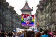 Teilnehmer der «Pride Ouest Berne» laufen durch die Stadt Bern und fordern Rechte für Homosexuelle. (Bild: KEYSTONE/Peter Klaunzer, 26. August 2017)
