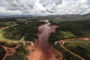 Der Dammbruch in Brasilien hat zu einer riesigen Schlammlawine geführt, die ganze Brücken zum Einstürzen bringt. (Bild: EPA/Antonio Lacerda)