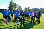 FCL-Präsident Philipp Studhalter (in Jeans) spricht im Traininslager in Spanien zur FCL-Mannschaft. (Bild: Martin Meienberger/Freshfocus, Marbella, 14. Januar 2019)