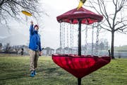 Samuel Zurfluh demonstriert mit einem mobilen Korb, wie Discgolf funktioniert. Der Frisbee sollte in der roten Tasche landen. (Bild: Manuel Jans-Koch, Stans, 25. Januar 2019)