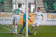 Silvan Hefti erzielt kurz vor der Pause das 1:2. Links Neuzugang Simone Rapp. (Bild: Michel Canonica)