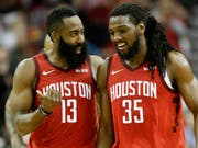 Capela-Ersatz Kenneth Faried (rechts) im Gespräch mit Houstons Superstar James Harden (Bild: KEYSTONE/FR171023 AP/ERIC CHRISTIAN SMITH)