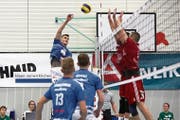Kevin Saar (links) steigt hoch und überwindet den Zweierblock von Lausanne. Dank diesem Sieg klettert Volley Luzern auf den vierten Rang. Bild: Jakob Ineichen (Luzern, 27. Januar 2019)
