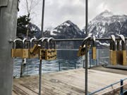 Einige Vorhängeschlösser zur Rettung des Schiffstegs wurden bereits angebracht. (Bild: PD)
