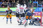 Luganos Bertaggia jubelt: Teamkollege Morini hat soeben den Siegtreffer für die Tessiner erzielt. (Bild: Patrick Straub/Freshfocus (Zug, 26. Januar 2019))