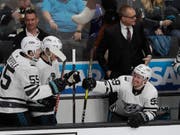 Roman Josi klatscht mit seinen Mitspielern nach seinem Tor im Halbfinal der Allstar-Games ab (Bild: KEYSTONE/AP/JEFF CHIU)