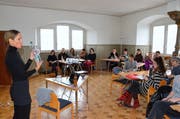 Umweltaktivistin Gabriele Kull referiert am Workshop Zero Waste und Plastik an der Volkshochschule in Wil. Teilnehmer von Matzingen, Wil und Appenzell bis Altstätten nehmen daran teil. (Bild: Christoph Heer)