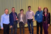 Der wiedergewählte Sektionspräsident, Jürgen Strauss, mit Ehrenmitglied Sepp Leutenegger, den abtretenden Susanne Arnold und Mario Cathomen und dem Hüttenpaar Markus und Irene Wyrsch (von links). (Bild: Georg Epp (Altdorf, 26. Januar 2019))