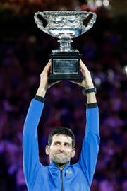 Unantastbar: Novak Djokovic stemmt zum siebten Mal den Australian-Open-Pokal in die Höhe. (Bild: Mast Irham/EPA, Melbourne, 27. Januar 2019)