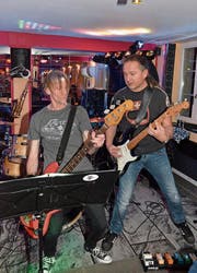 «The Slight Delay»: Dave am Bass und Martin an der Gitarre. (Bilder: Christoph Heer)