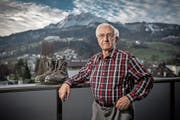 Wackerer Wandersmann: Peter Enz auf seinem Balkon - mit vorzüglichem Blick auf den Pilatus. (Bild: Pius Amrein, Kriens, 15. Januar 2019)