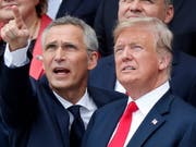 Nato-Generalsekretär Jens Stoltenberg (links) hat US-Präsident Donald Trump wegen seiner Forderungen nach mehr Geld für die Nato gelobt. (Bild: KEYSTONE/EPA/IAN LANGSDON)