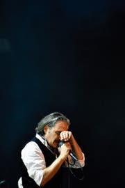 Noch bis April auf Tournee: Stephan Eicher, hier bei einem Konzert in Zürich. Bild: Walter Bieri/Keystone (8. Juli 2017)