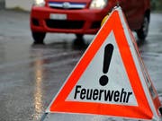 Beim Brand eines Mehrfamilienhauses in Steffisburg BE sind in der Nacht auf Sonntag mehrere Menschen verletzt worden. (Bild: KEYSTONE/GEORGIOS KEFALAS)