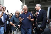 Roger Stone verlässt das Gerichtsgebäude in Fort Lauderdale.Bild: Joe Raedle/Getty (Fort Lauderdale, 25. Januar 2019)